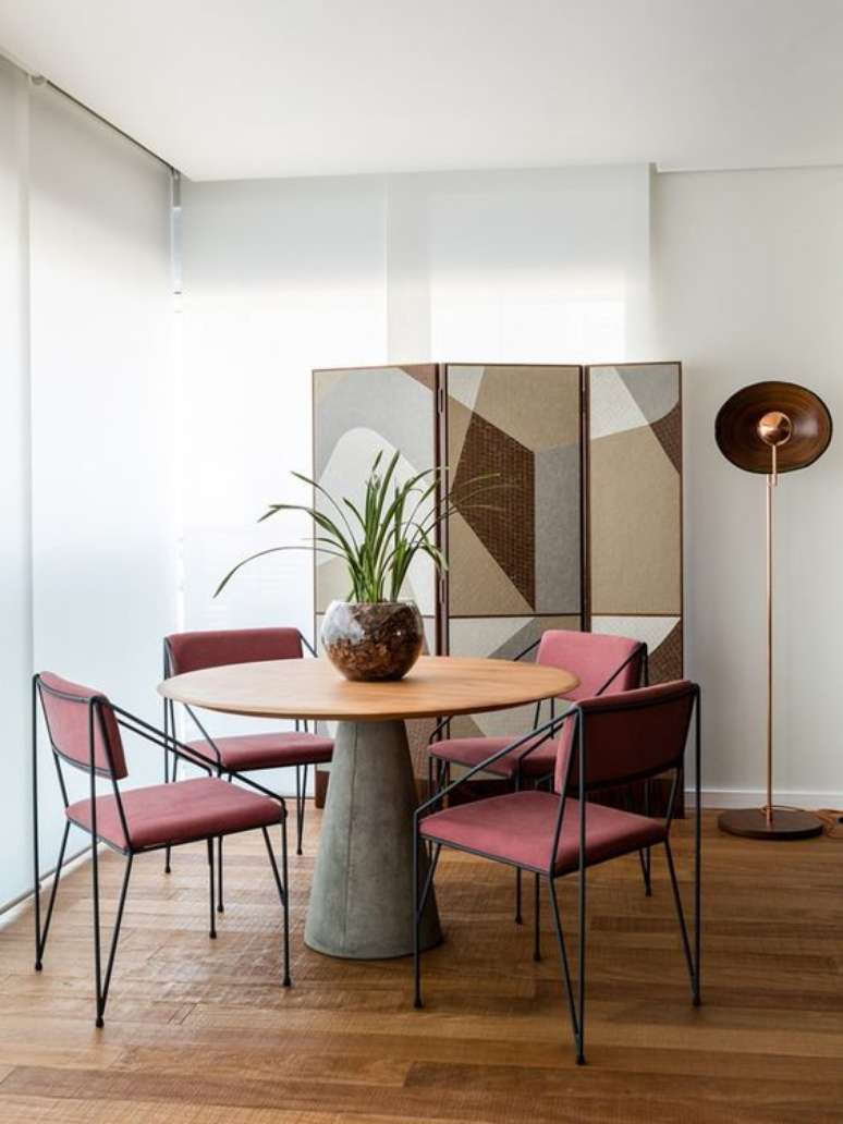 36. Base para mesa de jantar redonda cinza e madeira – Foto Meireles Pavan