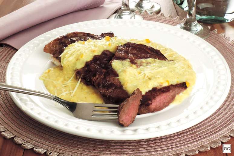Bife com creme de milho &ndash; Foto: Guia da Cozinha