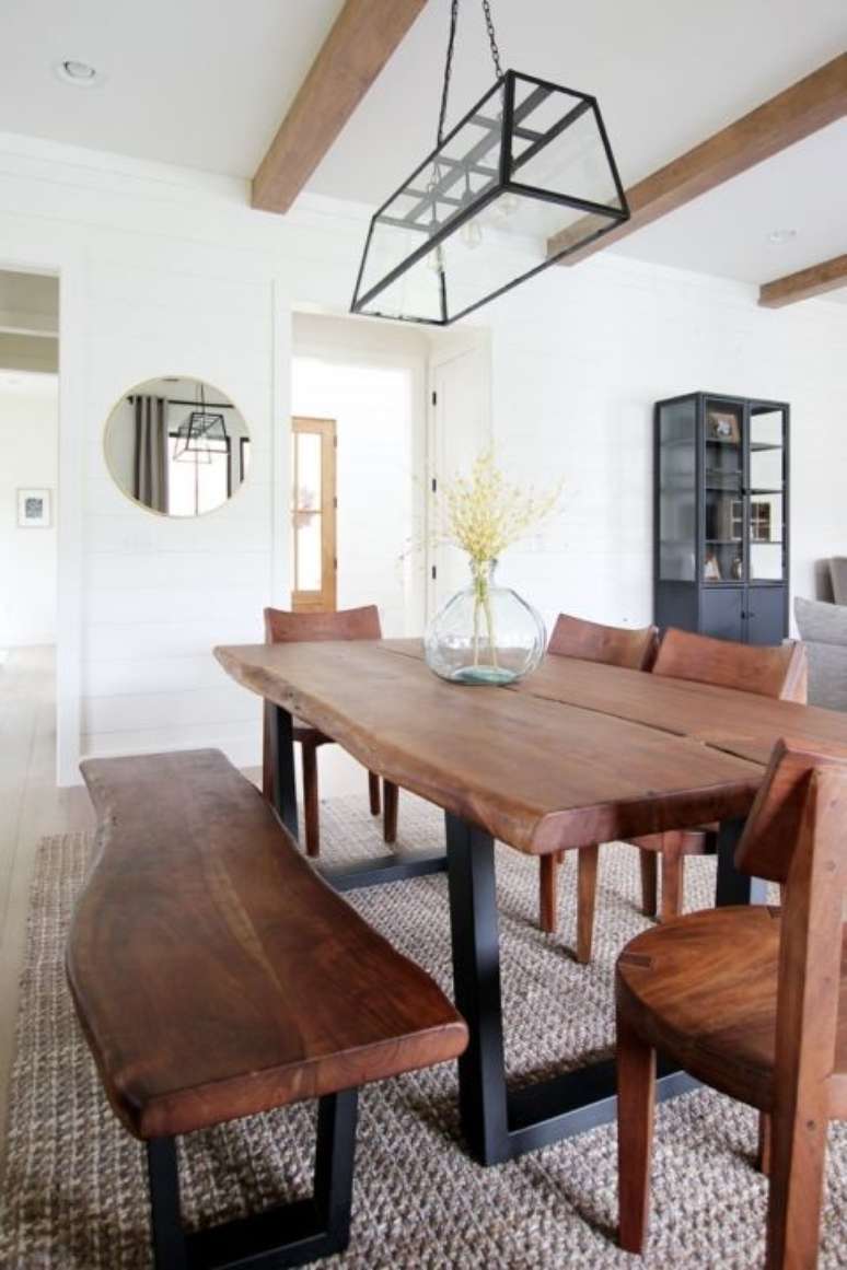 9. Sala industrial com base para mesa de jantar de madeira e ferro – Foto Southern Hospitality Blog