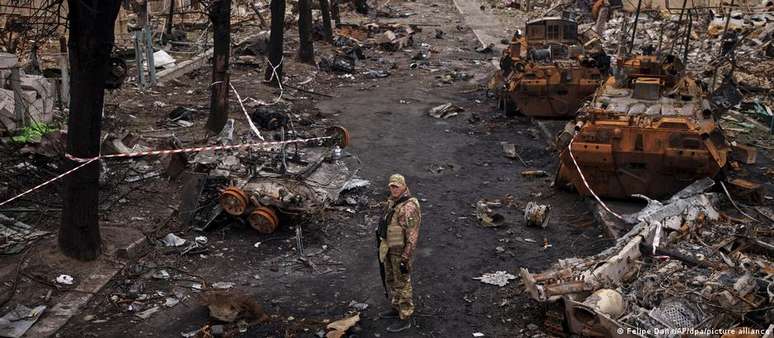 Em meio à destruição, as minas ameaçam a vida dos soldados, das esquipes de trabalho humanitário e dos moradores sobreviventes.