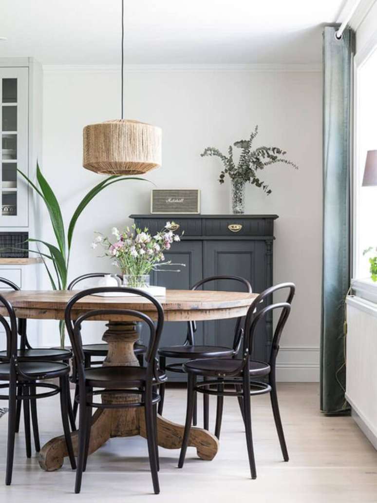 44. Base para mesa de jantar de madeira com cadeiras pretas – Foto The Home Icreate
