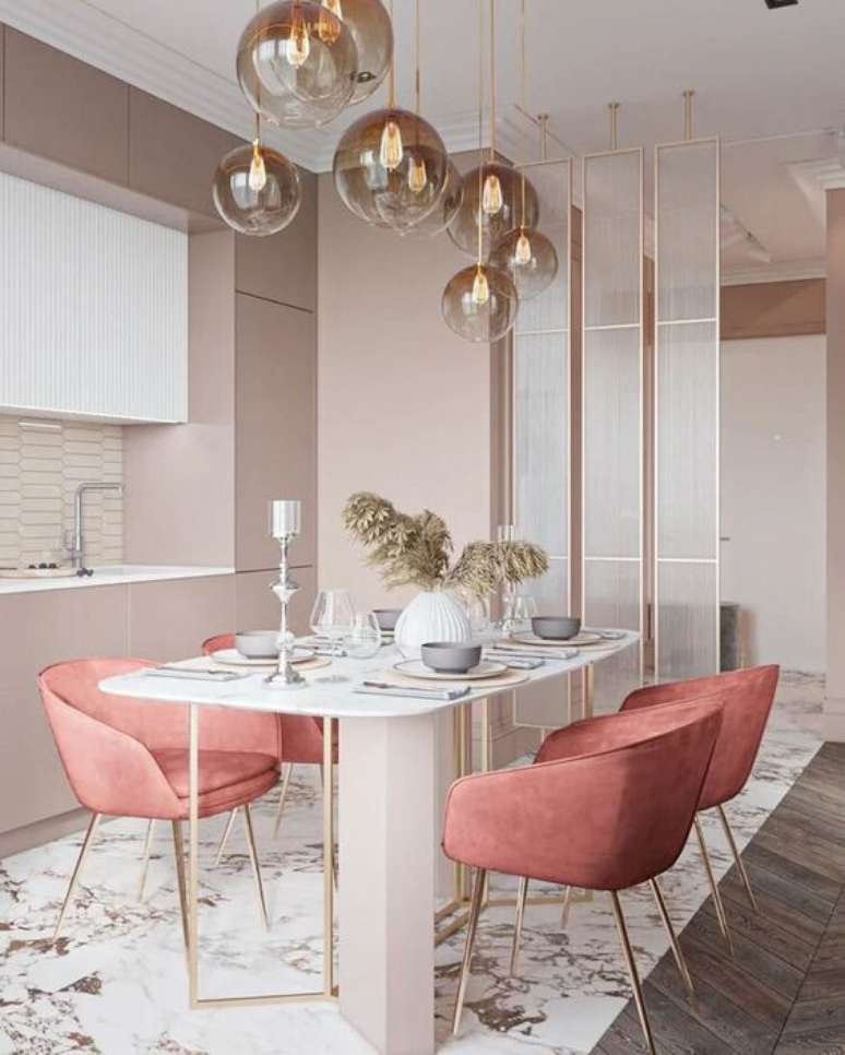 39. Base para mesa de jantar dourada e branca com cadeiras rosa – Foto Overstock