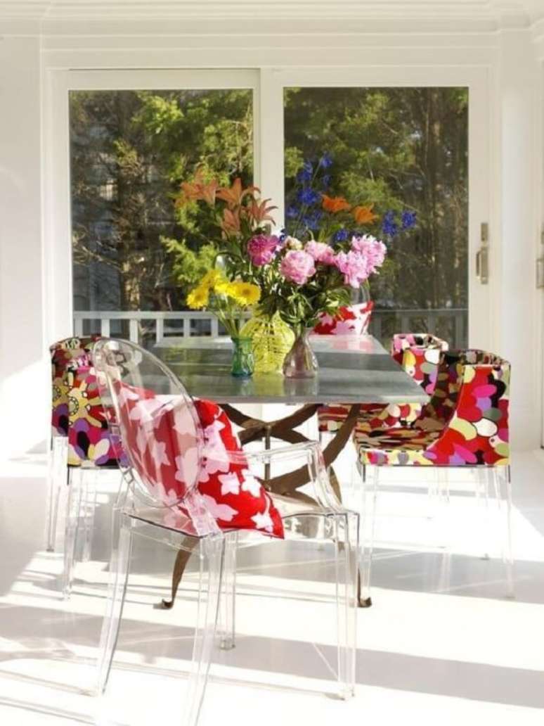 13. Sala de jantar com cadeira acrilico transparente e almofada colorida – Foto Decor Facil