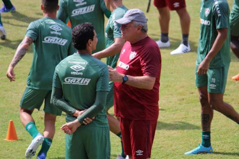 Ganso e Abel Braga bateram um papo antes da atividade do Fluminense nas Laranjeiras (Foto: Luiza Sá)