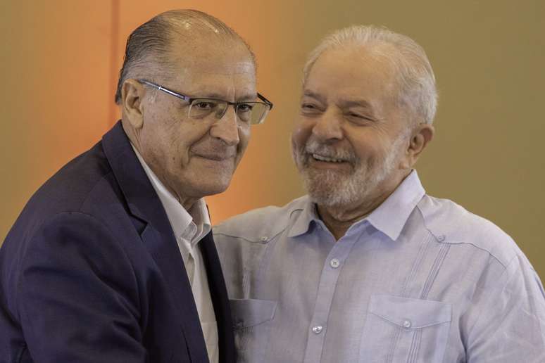 O ex-governador de São Paulo Geraldo Alckmin (PSB) e o ex-presidente Luiz Inácio Lula da Silva (PT) formalizam aliança para eleição em 2022
