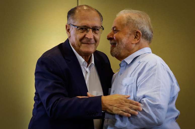 Alckmin e Lula em cerimônia de indicação do ex-governador como vice do petista