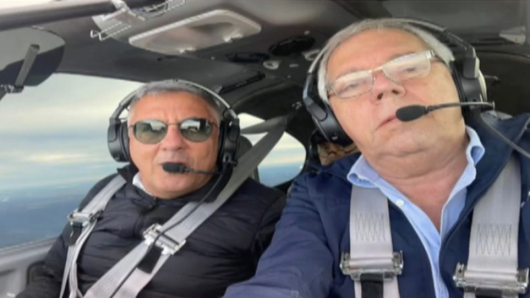 M&aacute;rio Pinho (&agrave; esq.), Antonio Carlos (&agrave; dir.) e Gian Carlo (ao fundo) ocupavam aeronave que est&aacute; desaparecida