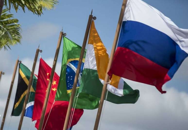 Bandeiras de países integrantes do Brics: Rússia, Índia, Brasil, China e África do Sul.