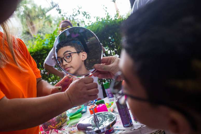 Breno, de 10 anos, participa do Pupanique, no Parque da Água Branca, em São Paulo: evento reúne famílias e portadores de TEA