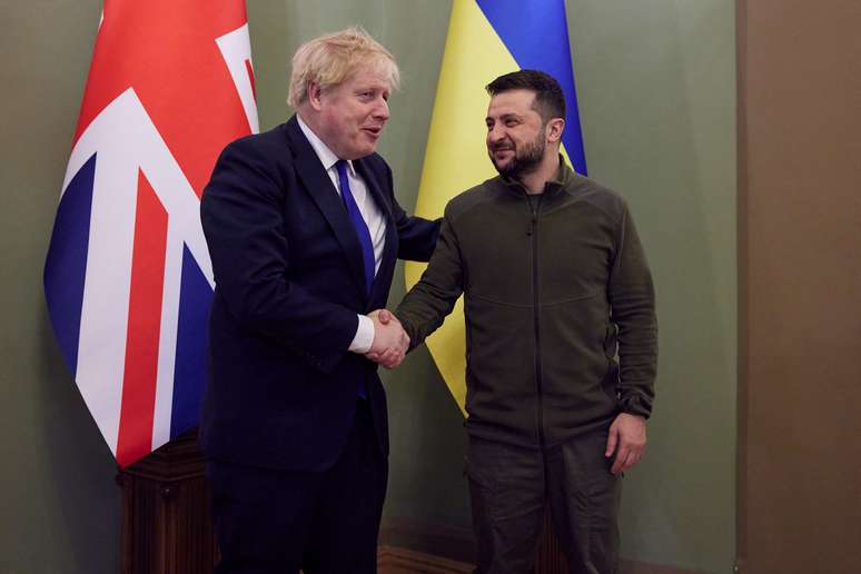 O presidente da Ucr&acirc;nia Zelenskiy e o primeiro-ministro brit&acirc;nico Johnson participam de uma reuni&atilde;o em Kiev O presidente da Ucr&acirc;nia, Volodymyr Zelenskiy, e o primeiro-ministro brit&acirc;nico, Boris Johnson, apertam as m&atilde;os antes de uma reuni&atilde;o, enquanto o ataque da R&uacute;ssia &agrave; Ucr&acirc;nia continua, em Kiev, Ucr&acirc;nia, em 9 de abril de 2022.