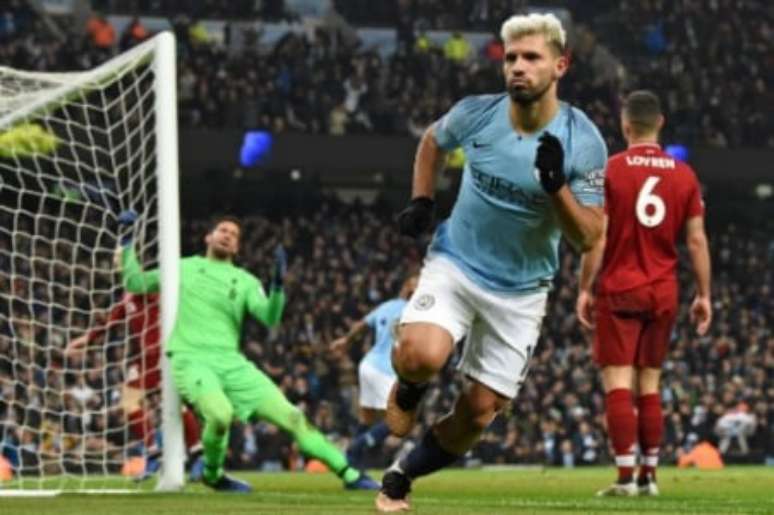 Agüero marcou o gol da vitória no confronto direto (Foto: Paul Ellis / AFP)