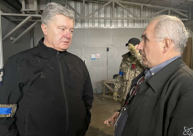 Petro Poroshenko, (esquerda), ex-presidente da Ucrânia, visitou Chernobyl logo após o acesso ser aberto novamente