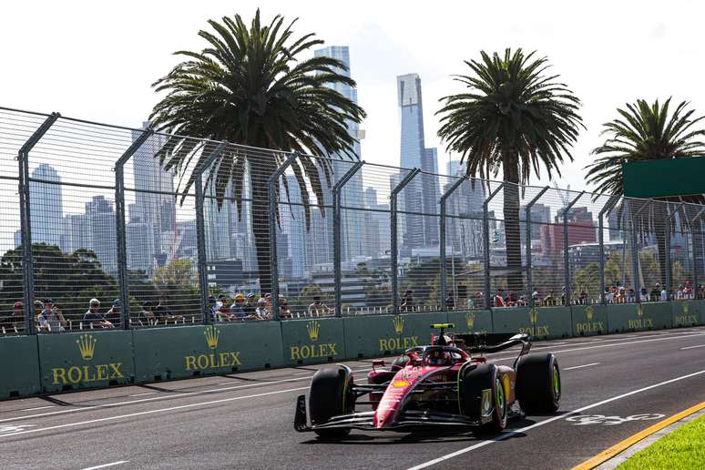 Carlos Sainz e o belo cenário de Melbourne