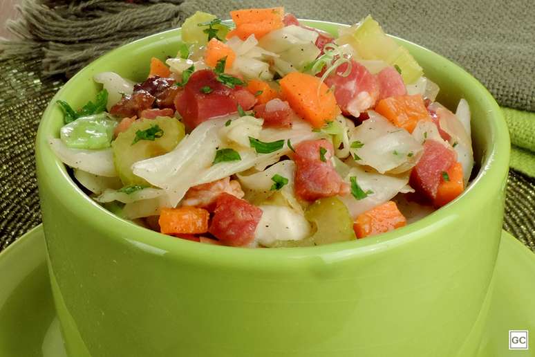 Repolho refogado com bacon &ndash; Foto: Guia da Cozinha