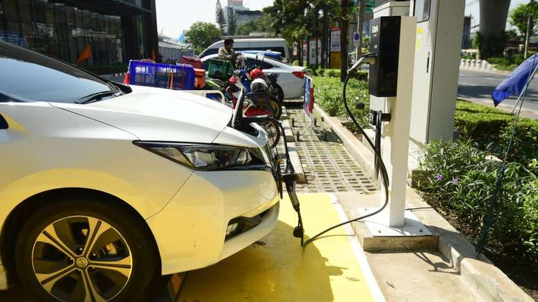 Carros elétricos trazem grande diferença para as emissões do transporte, mas exigem investimentos em tecnologia de carregamento de energia para acelerar sua aceitação