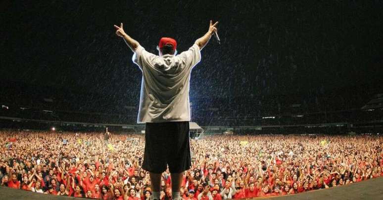 Chorão sendo ovacionado por público do Charlie Brown em show no Morumbi (Foto/Reprodução/Internet)