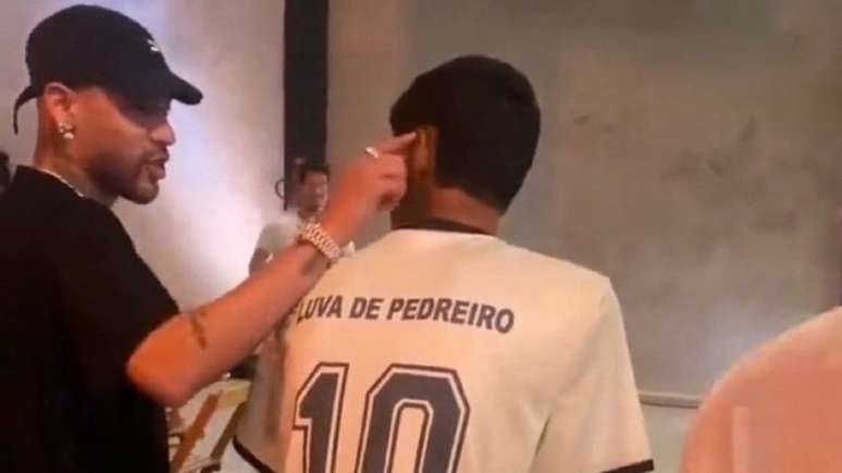 A dupla realizou um desafio de acertar a bola num alvo - Foto: Reprodução/Rede Globo