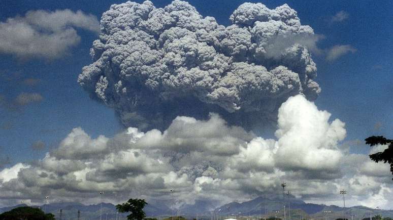 Erup&ccedil;&atilde;o do vulc&atilde;o Pinatubo nas Filipinas em 1991, que reduziu a temperatura do planeta nos anos seguintes