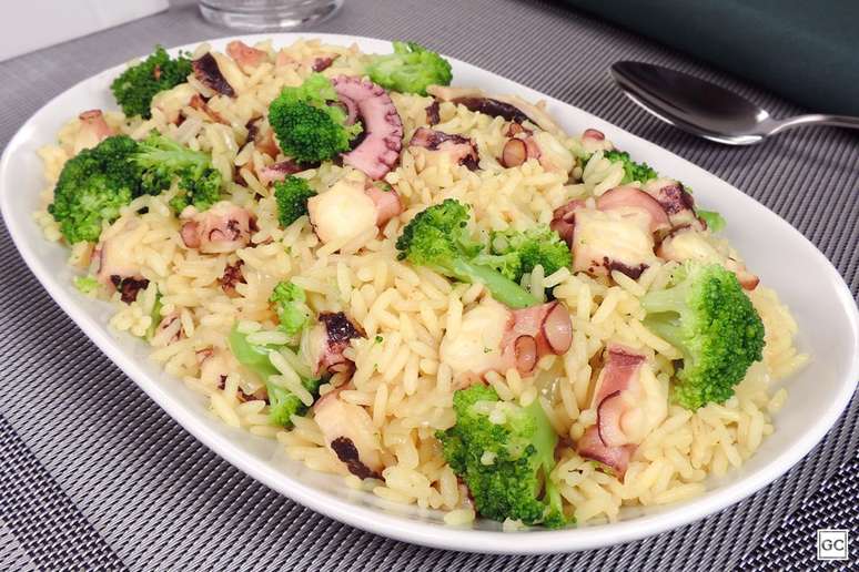 Arroz com polvo e br&oacute;colis &ndash; Foto: Guia da Cozinha