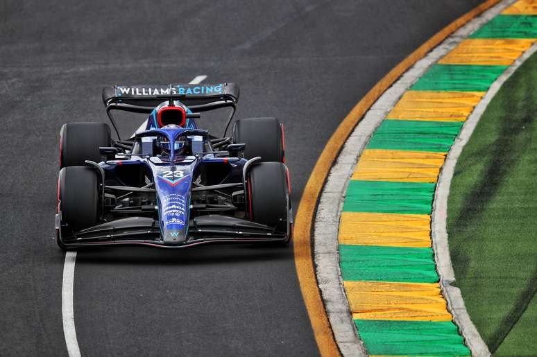 A estrat&eacute;gia ousada de Albon deu certo e ele pontuou