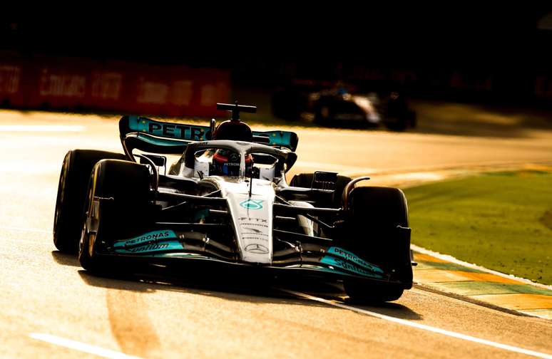 Russell contou com timing perfeito de pit stop para superar Hamilton