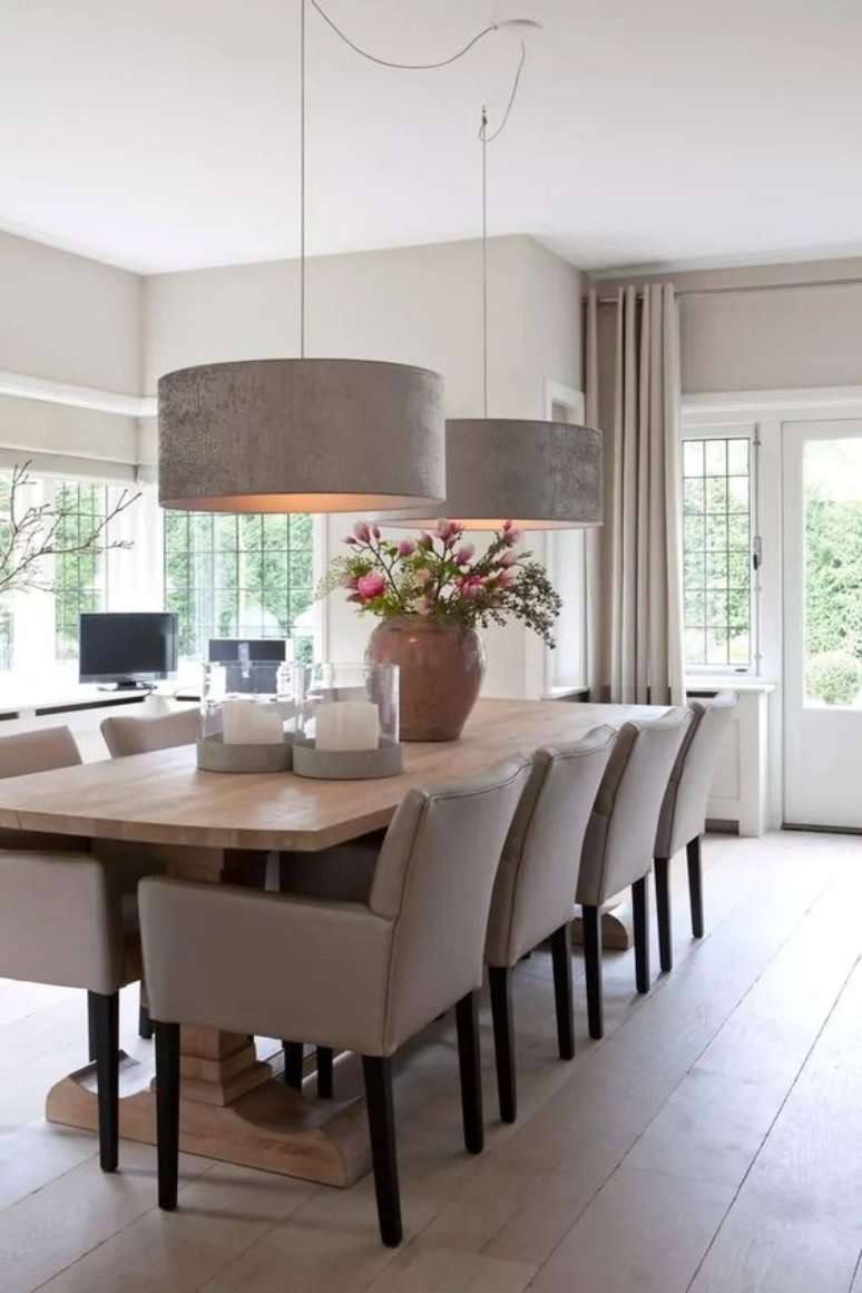24. Arranjo de mesa de jantar rustica – Foto Modern Home Decorating Magazine