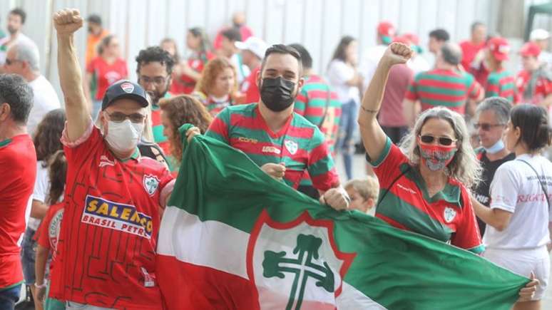 Torcedores comemoram o acesso da Portuguesa após empate com o Rio Claro (Foto: Alex Silva / Lancepress!)