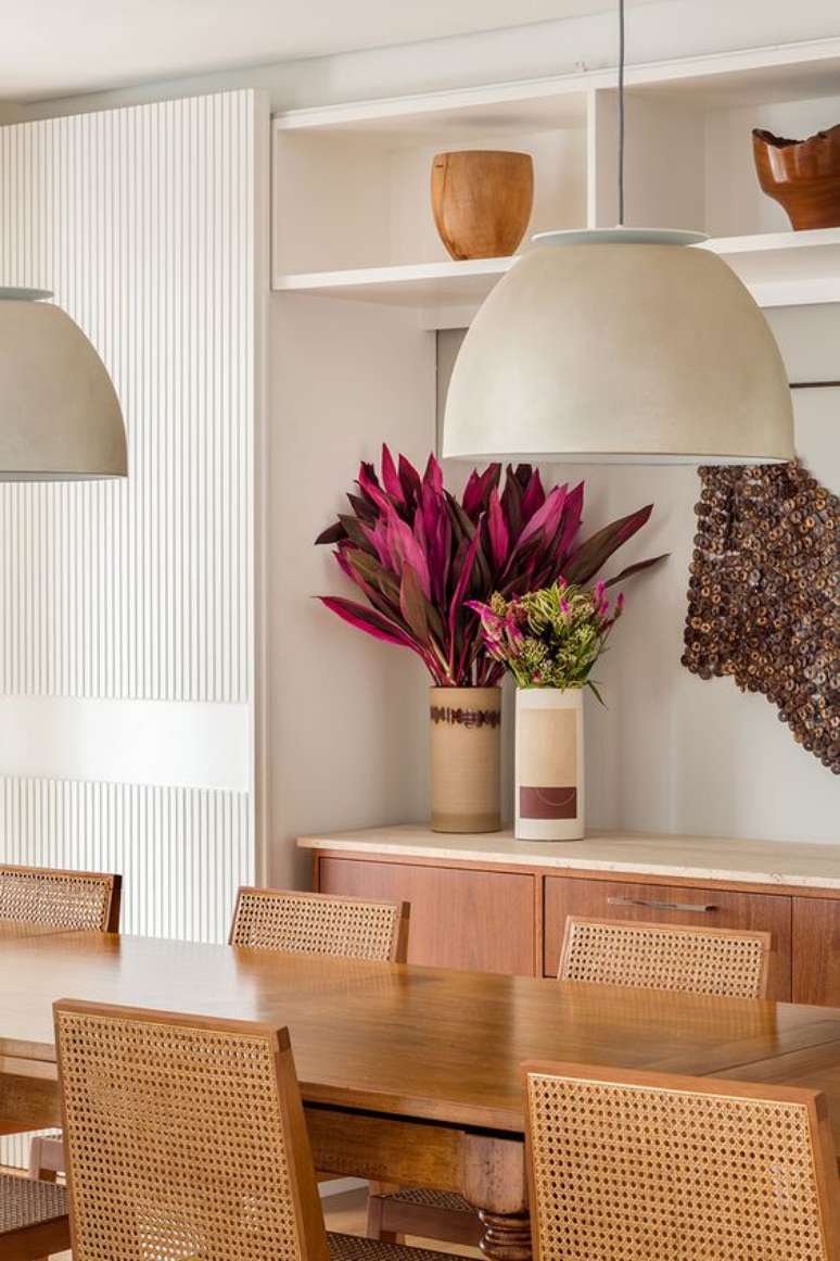 35. Arranjo de mesa para sala de jantar com folhas em tons de pink -Foto Casa de Valentina