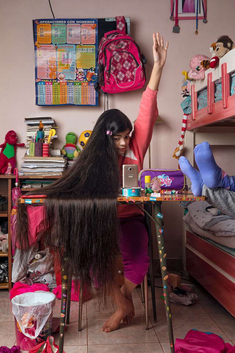 Antonella estuda via Zoom, usando o celular de sua mãe, em seu quarto em casa em Buenos Aires, Argentina, em 13 de junho de 2021