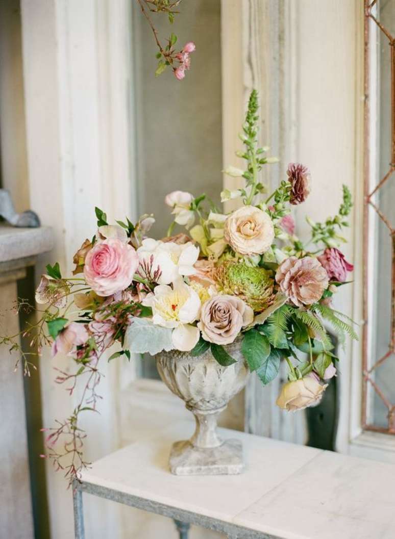 9. Arranjo de mesa com flores em tons de rosa – Foto Style me Pretty