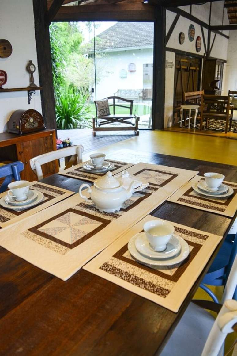 14. Mesa decorada com jogo americano em cores de outono &ndash; Foto: Circulo