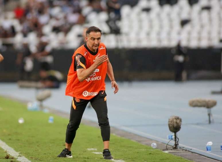 Com apenas uma vitória no últimos cinco jogos, Botafogo visita Timão