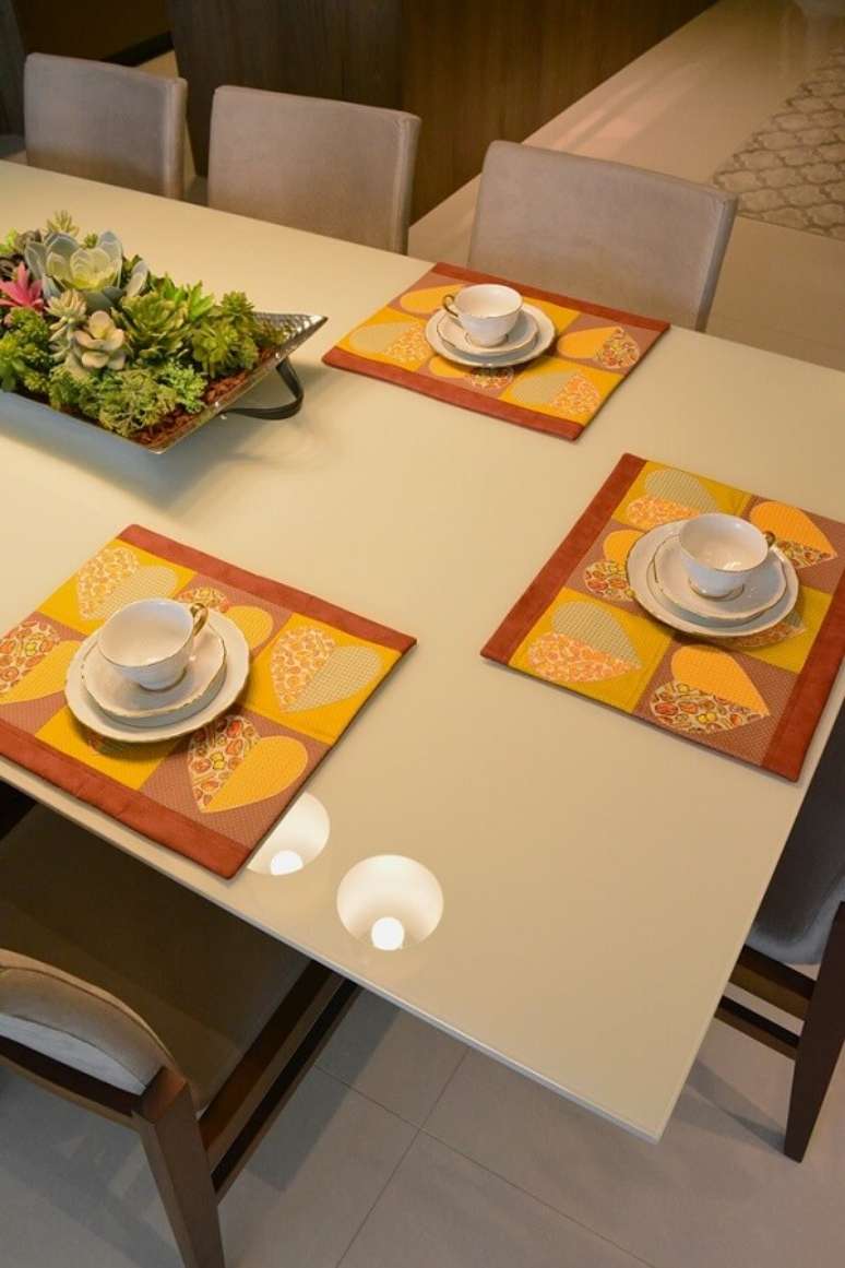 16. Mesa de caf&eacute; decorada com jogo americano com estampa de cora&ccedil;&otilde;es &ndash; Foto: Circulo
