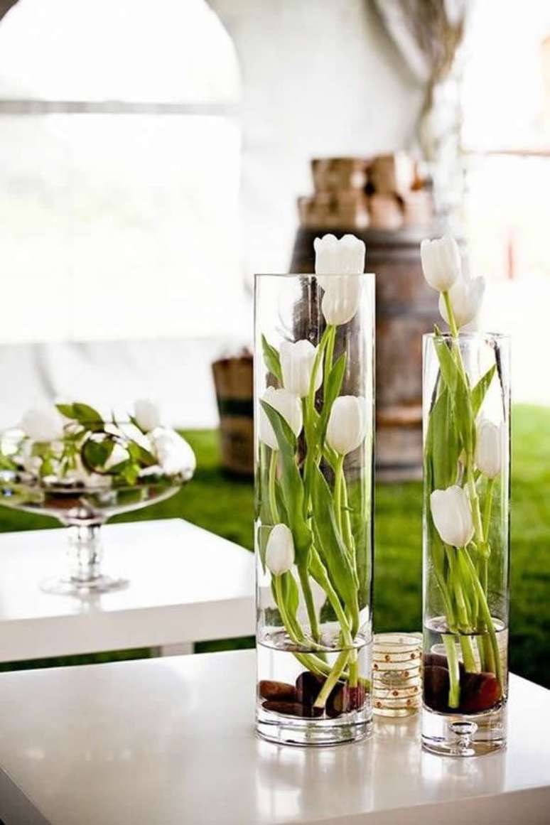 4. Arranjo de mesa com tulipas brancas – Foto Como Fazer em Casa