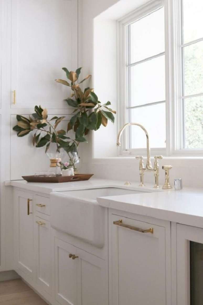 20. Cuba de semi encaixe branca com detalhes em dourado &ndash; Foto Jordan Shields Design