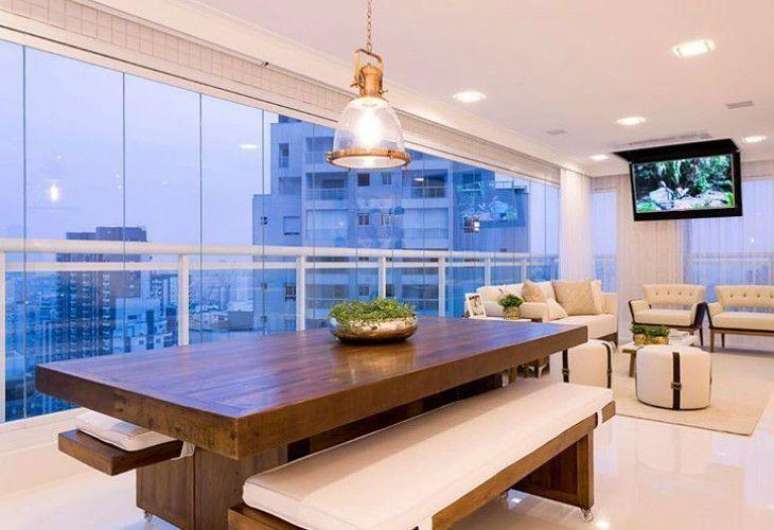 25. Arranjo de mesa de madeira com vaso prateado &ndash; Foto Monise Rosa Arquitetura