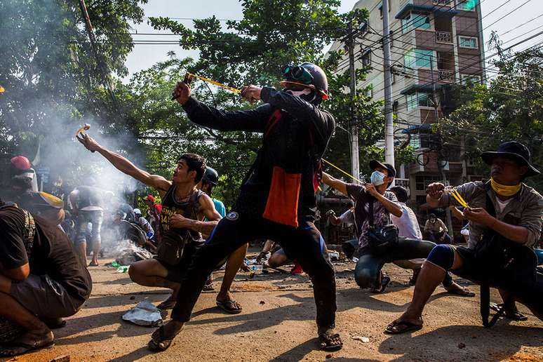 Manifestantes usam estilingues e outras armas caseiras em confronto com forças de segurança em Yangon, Mianmar