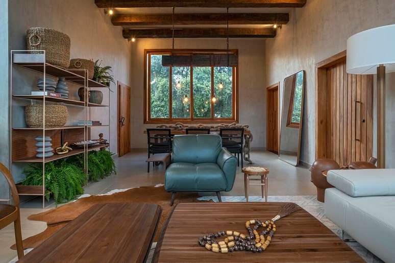 4. A estante integra sutilmente as &aacute;reas da sala de estar e sala de jantar. Foto: Daniel Mansur Fotografia