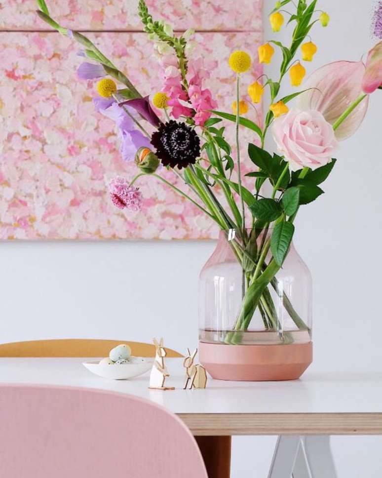 36. Arranjo de mesa para sala de jantar e flores em tons de rosa e lilas &ndash; Foto Sohu