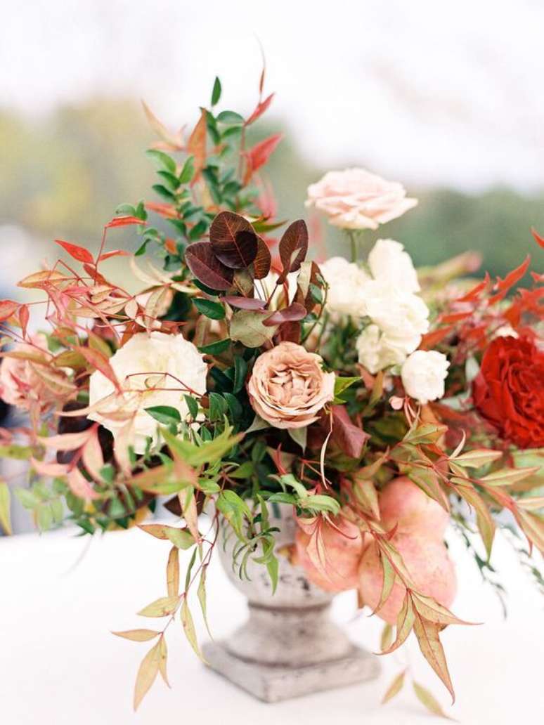 7. Arranjo de flores para mesa de jantar – Foto Rosemary e Finch Floral Design