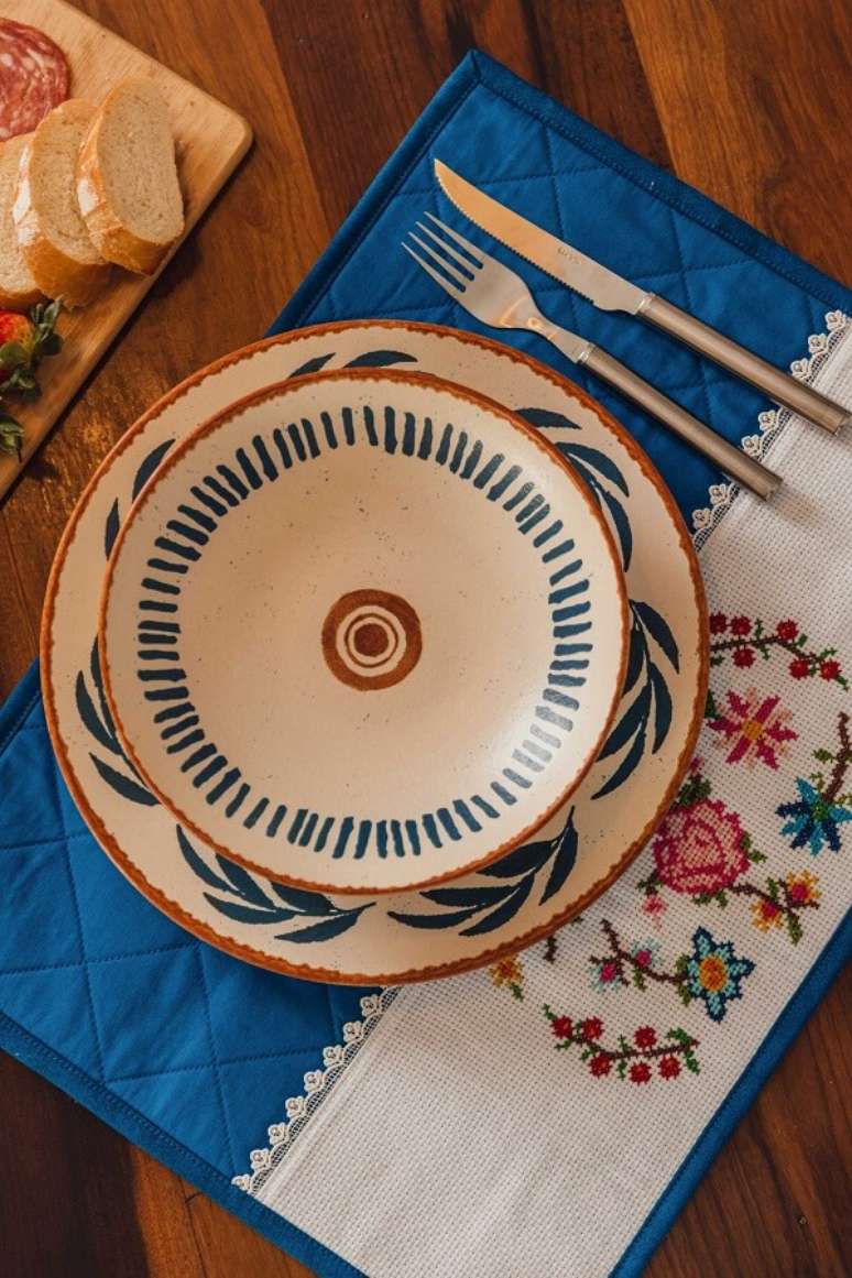 15. Mesa posta decorada com jogo americano floral &ndash; Foto: Circulo