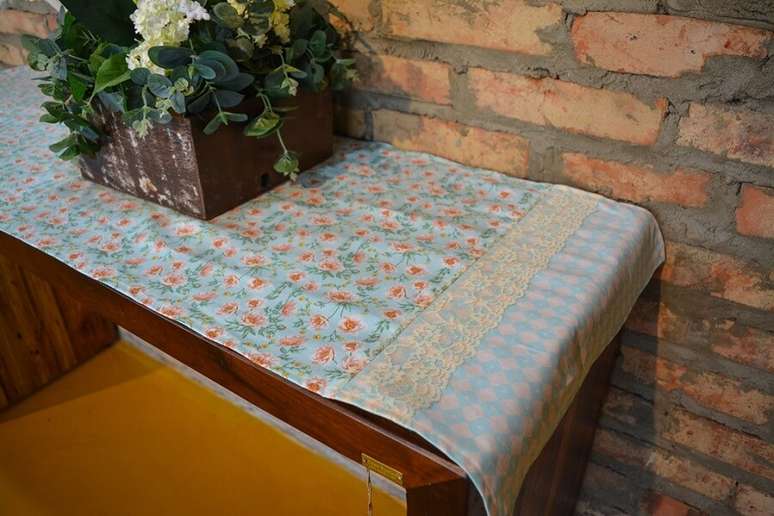 19. Decora&ccedil;&atilde;o de aparador com trilho de mesa floral &ndash; Foto: Circulo