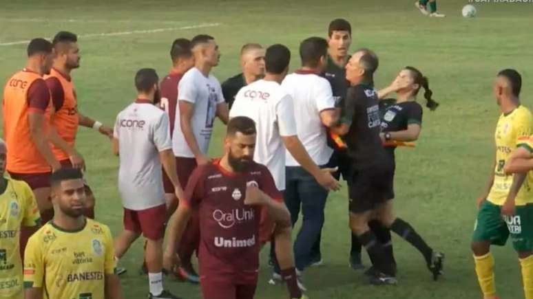 Treinador da Deportiva Rafael Soriano deu cabeçada na assistente Marcielly Netto - mais um caso de agressão contra a mulher 