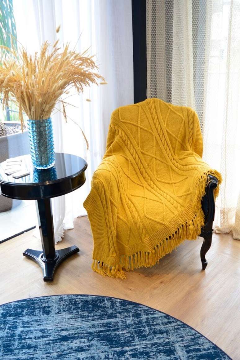 4. Decora&ccedil;&atilde;o de outono para sala com manta amarela e tapete redondo &ndash; Foto: Circulo