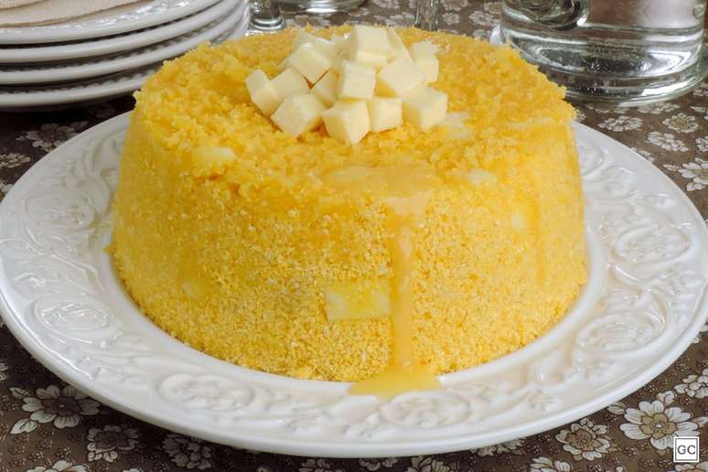 Cuscuz nordestino com queijo coalho – Foto: Guia da Cozinha