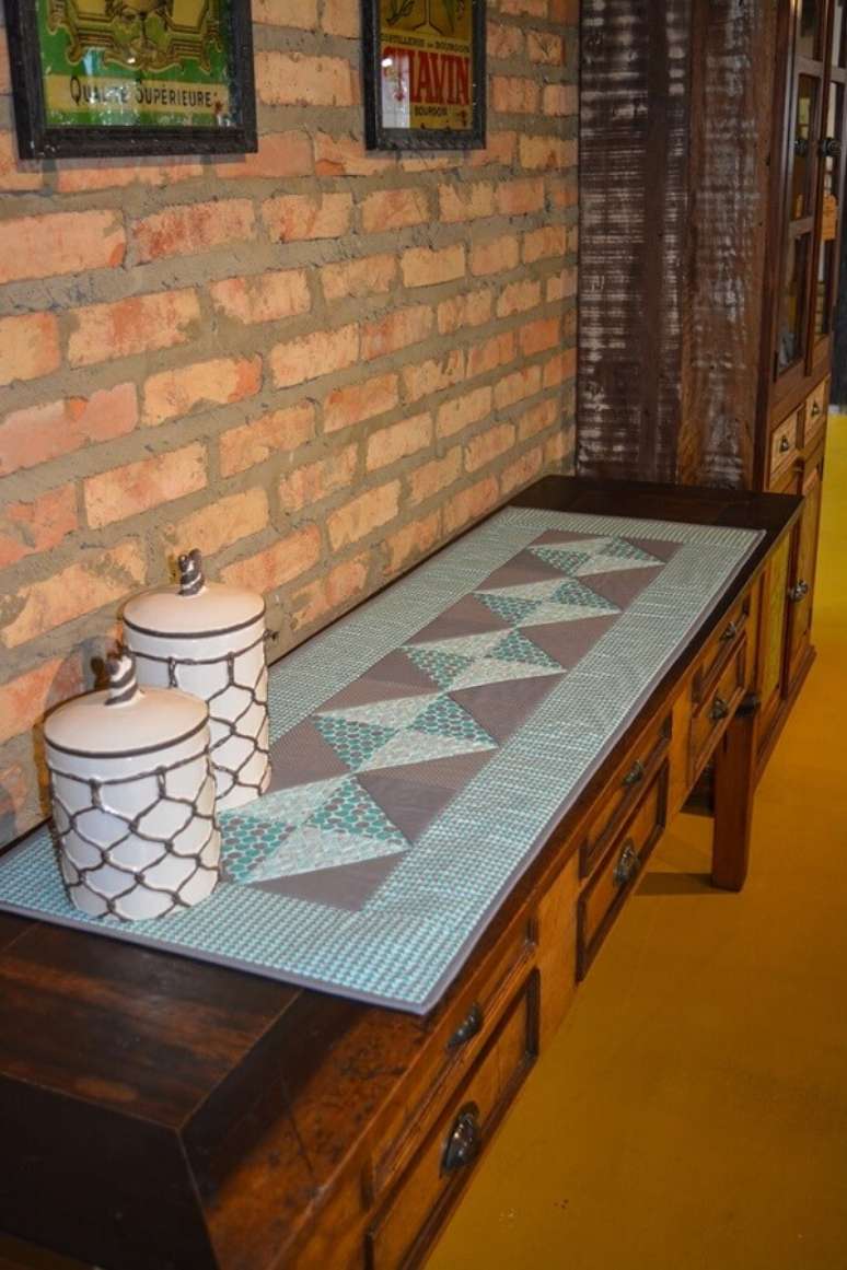18. Trilho de mesa para decora&ccedil;&atilde;o de aparador de madeira &ndash; Foto: Circulo