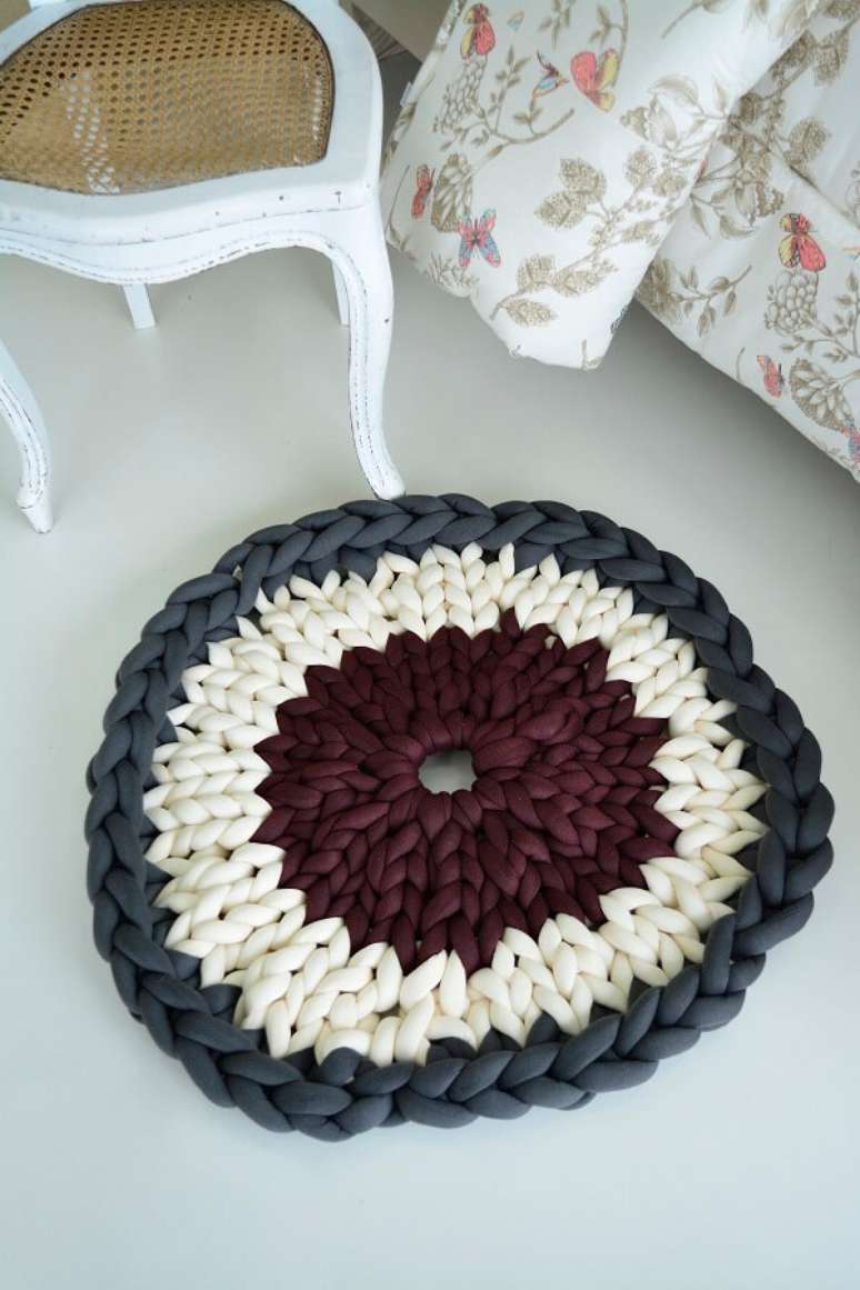 10. Quarto com moveis cl&aacute;ssico decorado com tapete de croch&ecirc; para o outono &ndash; Foto: Circulo