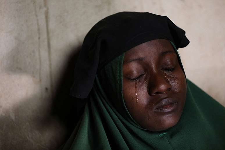 Aminah Labaran (nome fictício) chora em casa, em Jangebe, estado de Zamfara, no noroeste da Nigéria, em 27 de fevereiro de 2021, um dia após o sequestro de suas duas filhas