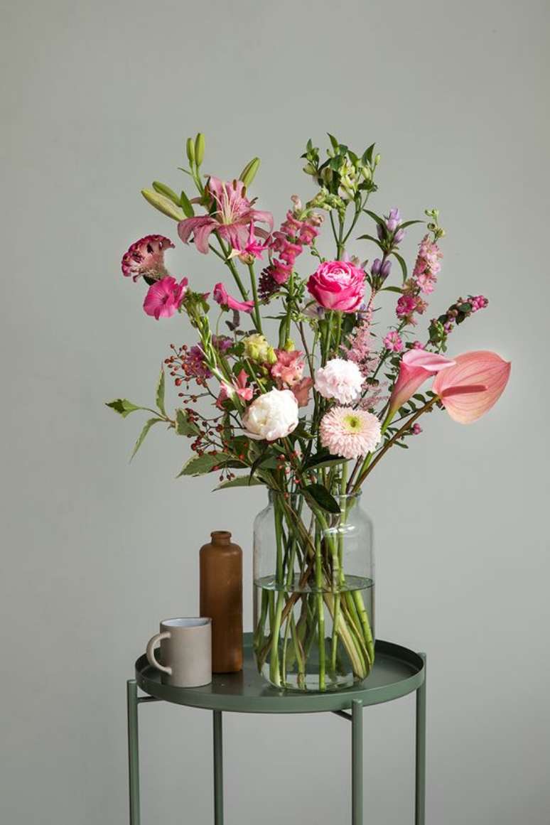 34. Arranjo de mesa lateral na decoracao de casa &ndash; Foto Bloomon