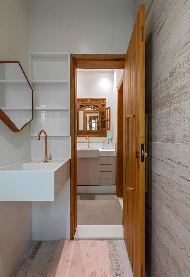 14. Espelho hexagonal e pia suspensa. Foto: Daniel Mansur Fotografia